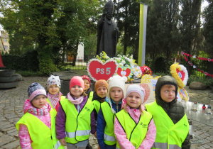 Motylki przy pomniku Jana Pawła II.
